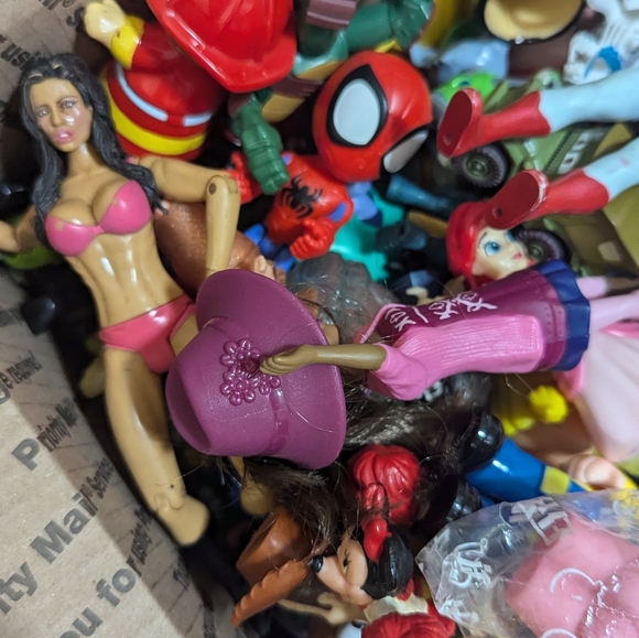 5.5 lb. Of mystery toy figurines - Picture 4 of 4